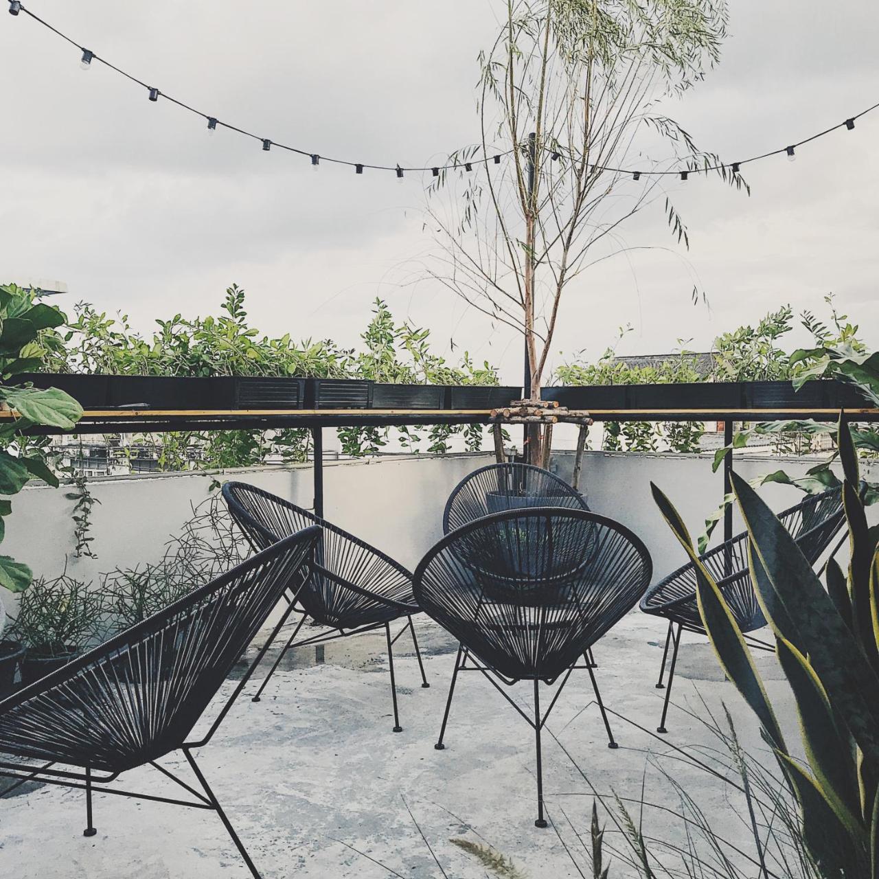 Beige Poshtels + Netflix Hostel Bangkok Exterior photo