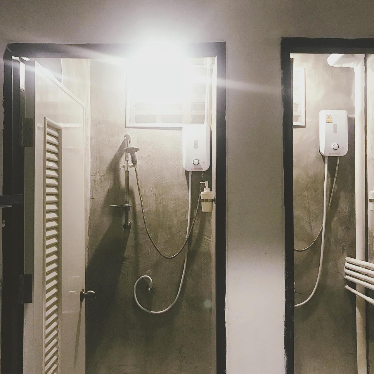 Beige Poshtels + Netflix Hostel Bangkok Exterior photo